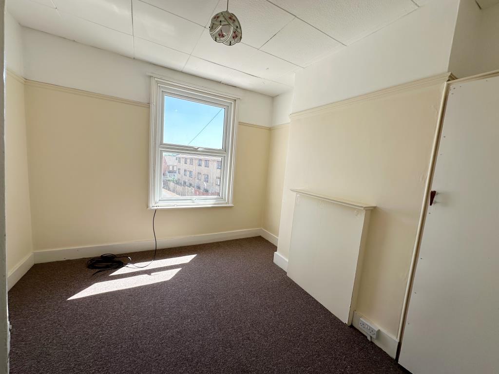 Lot: 81 - MIXED USE FREEHOLD BLOCK FOR INVESTMENT - Bedroom of Maisonette
